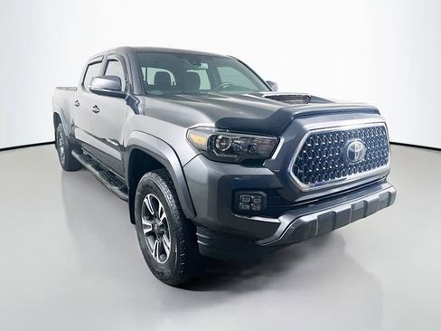 Used 2018 Toyota Tacoma TRD Sport image 2