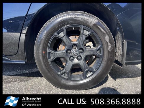 Used 2025 Toyota Sienna XLE Woodland Edition image 34