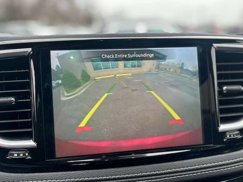Used 2026 Chrysler Pacifica Limited image 15