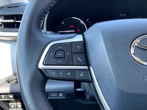 Certified 2025 Toyota Sienna XLE image 24