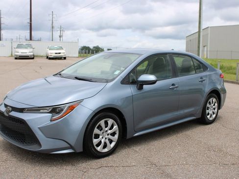 Used 2022 Toyota Corolla LE FWD image 2