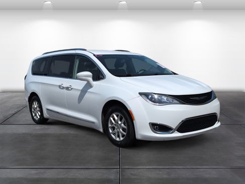 Used 2020 Chrysler Pacifica Touring-L FWD image 2