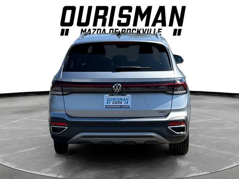 Used 2025 Volkswagen Taos SE w/ Panoramic Sunroof Package image 2