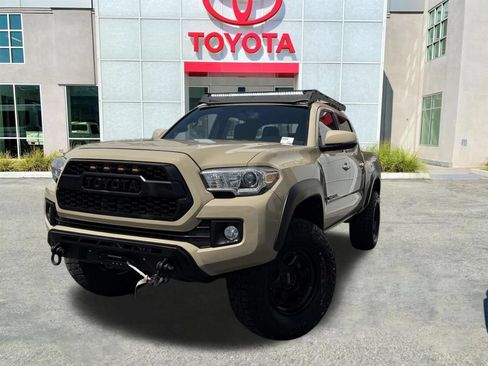 Used 2017 Toyota Tacoma TRD Off-Road AWD/4WD image 5