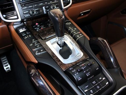 Used 2016 Porsche Cayenne Turbo S AWD/4WD image 16