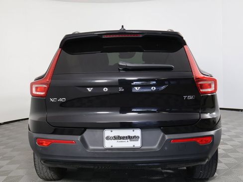 Used 2022 Volvo XC40 T5 R-Design image 3