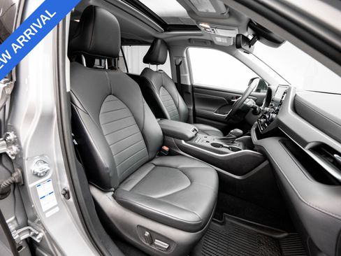 Used 2021 Toyota Highlander XLE AWD/4WD image 13