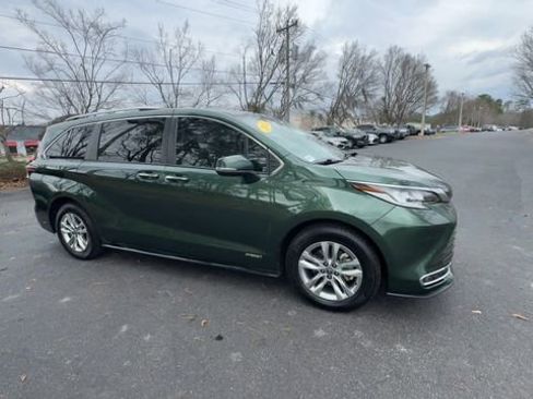 Used 2021 Toyota Sienna Limited image 2