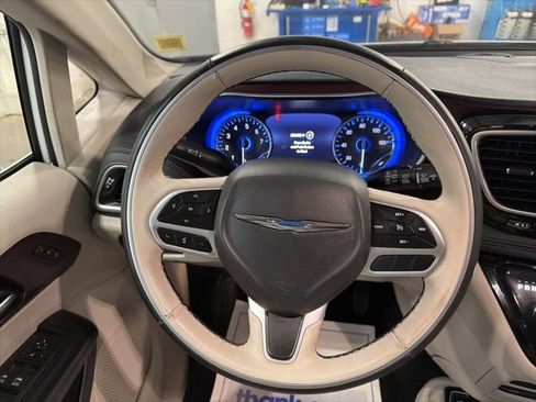 Used 2017 Chrysler Pacifica Limited image 21