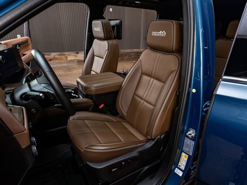 Used 2025 Chevrolet Suburban High Country AWD/4WD image 30