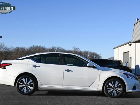 Used 2022 Nissan Altima 2.5 SV image 2