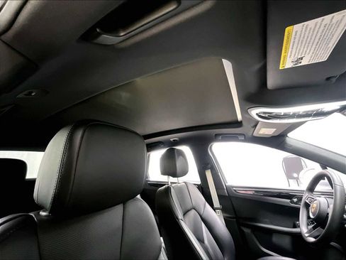 Used 2025 Porsche Macan image 27