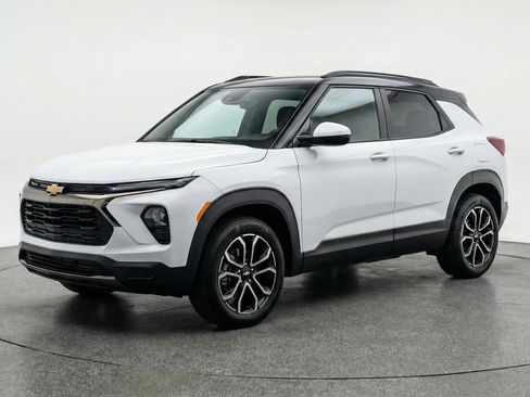 Used 2025 Chevrolet TrailBlazer LT image 3