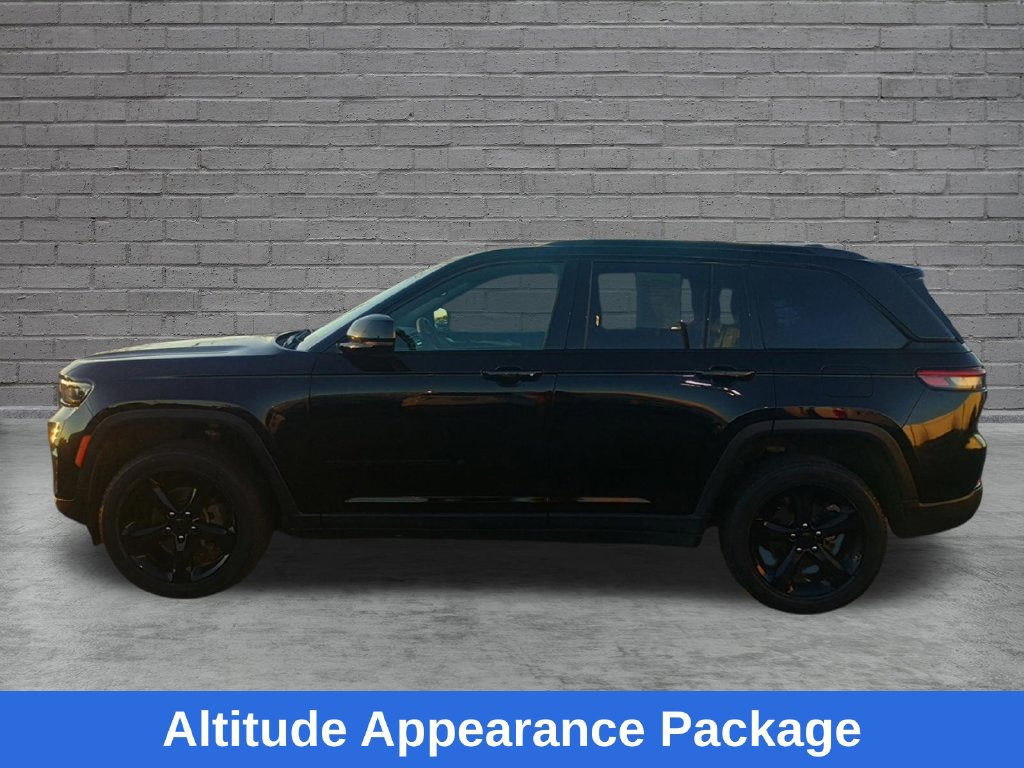 Used 2023 Jeep Grand Cherokee Altitude AWD/4WD image 5