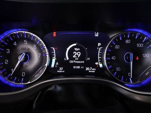 Used 2024 Chrysler Pacifica Touring-L image 4