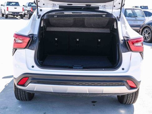 Used 2025 Chevrolet Trax LT FWD image 28