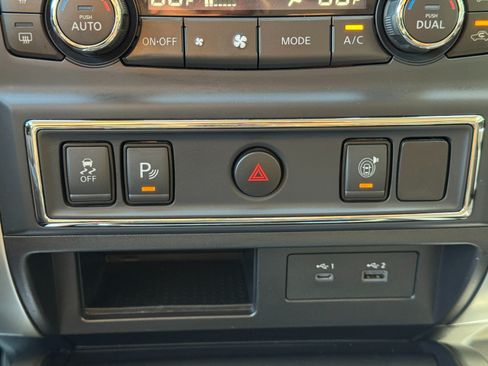 Used 2021 Nissan Titan SV w/ SV Convenience Package RWD image 26