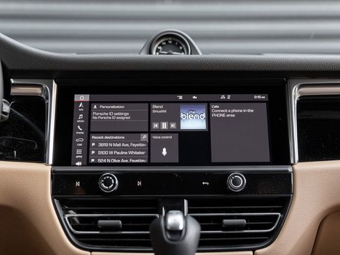 Certified 2025 Porsche Macan AWD/4WD image 21