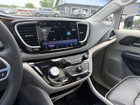Used 2024 Chrysler Pacifica Limited FWD image 29
