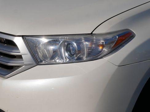 Used 2011 Toyota Highlander 2WD w/ Cold Weather Pkg image 16