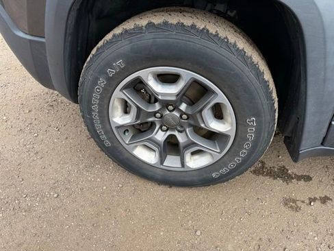 Used 2019 Jeep Cherokee Trailhawk w/ Comfort/Convenience Group AWD/4WD image 11