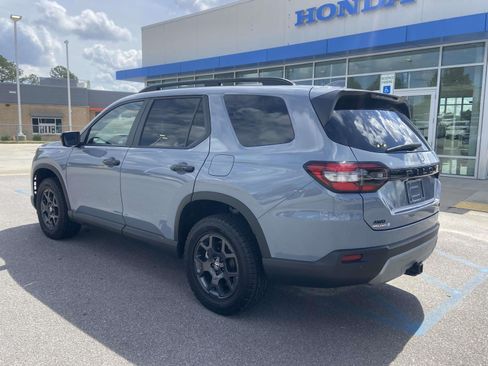 Used 2025 Honda Pilot TrailSport image 4