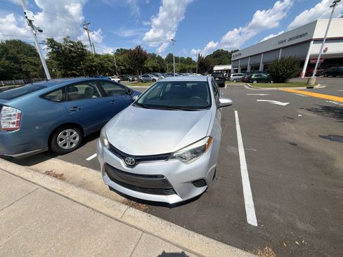 Used 2015 Toyota Corolla LE FWD image 5