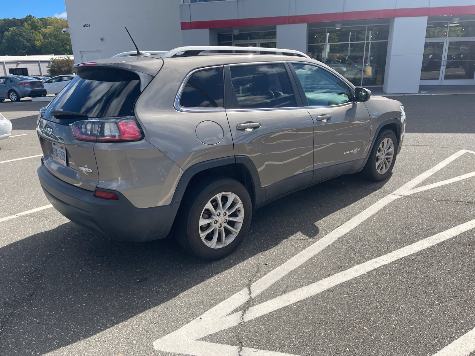 Used 2019 Jeep Cherokee Latitude w/ Popular Appearance Group FWD image 8