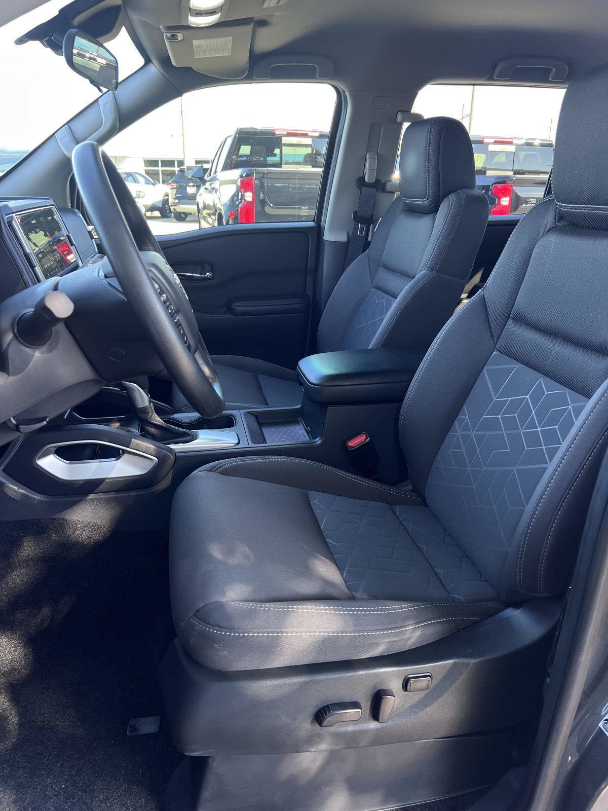 Used 2025 Nissan Frontier SV AWD/4WD image 4