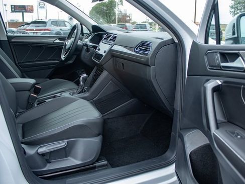 Used 2023 Volkswagen Tiguan SE image 17