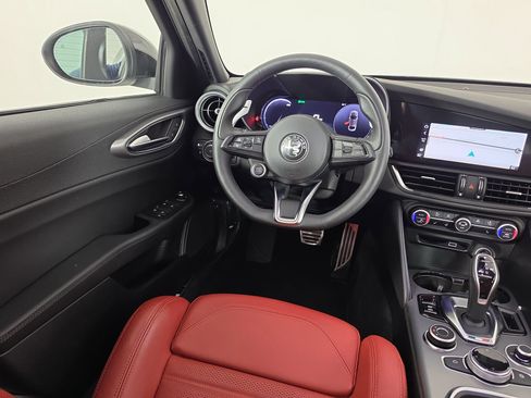 Used 2025 Alfa Romeo Giulia w/ Veloce Package Rwd image 35