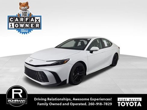 Used 2025 Toyota Camry SE FWD image 1
