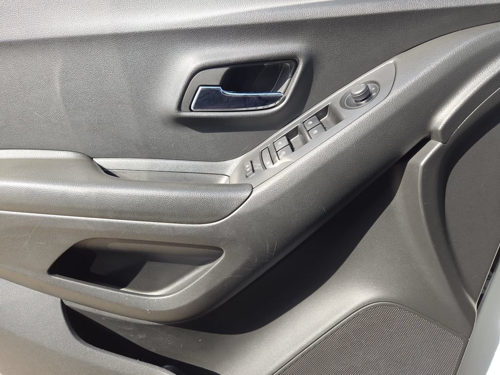 Used 2022 Chevrolet Trax LS w/ Tint and Cruise Package FWD image 17