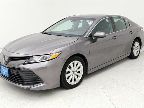 Used 2018 Toyota Camry LE image 1