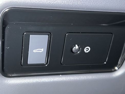 Used 2019 Jaguar XE image 9