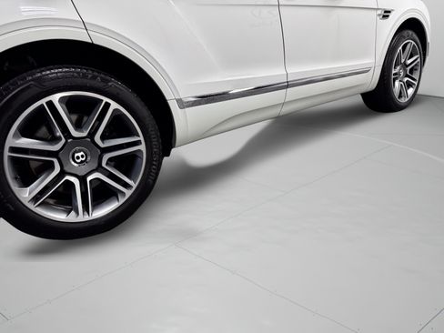 Used 2018 Bentley Bentayga AWD/4WD image 45