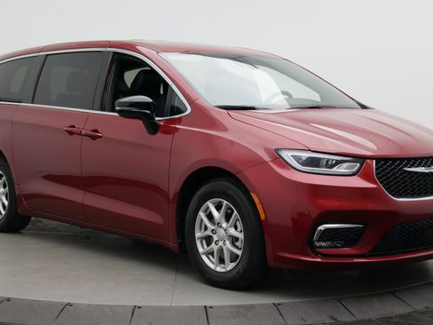 Used 2026 Chrysler Pacifica Select FWD image 3