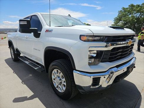 Used 2024 Chevrolet Silverado 2500 LT AWD/4WD image 4