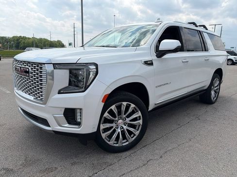 Used 2023 GMC Yukon XL Denali w/ Denali Reserve Package AWD/4WD image 3