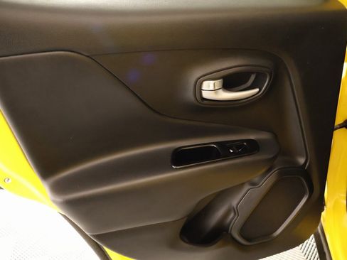 Used 2023 Jeep Renegade Latitude image 17