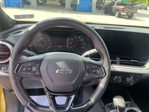 Used 2024 Chevrolet Trax RS FWD image 8