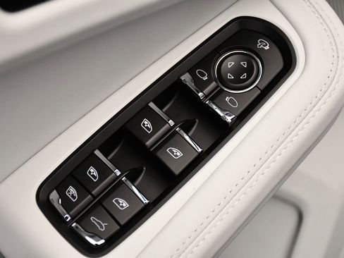 Certified 2025 Porsche Macan image 38