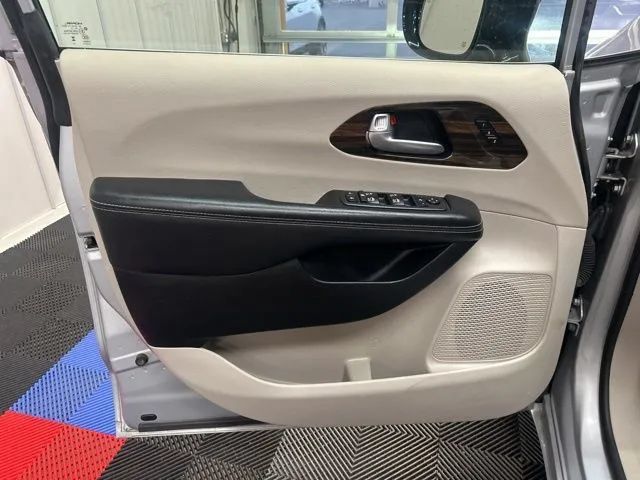 Used 2024 Chrysler Pacifica Limited FWD image 10
