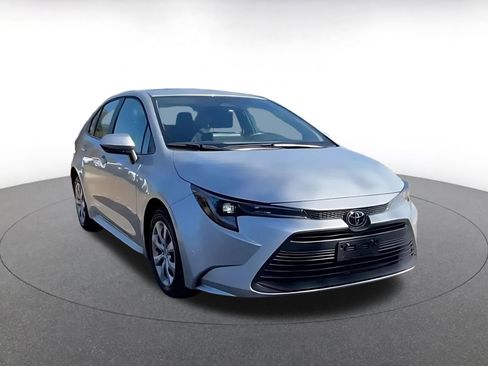 Used 2025 Toyota Corolla LE image 3