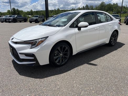 Used 2026 Toyota Corolla SE w/ SE Package FWD image 3
