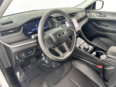 Used 2023 Jeep Grand Cherokee Limited RWD image 9