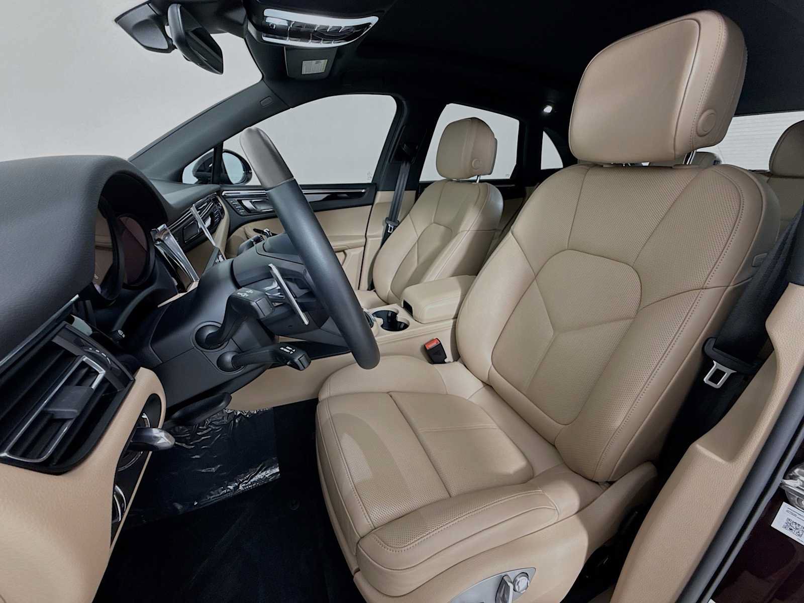 Certified 2026 Porsche Macan AWD/4WD image 5