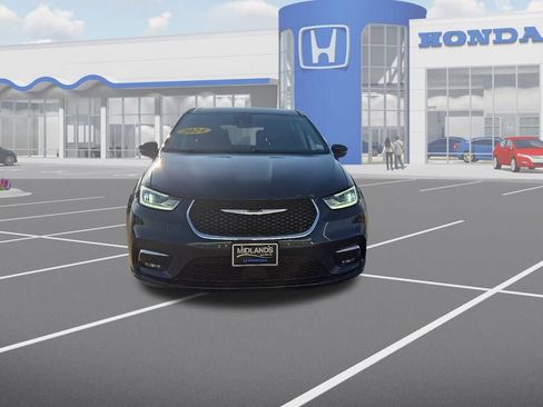 Used 2024 Chrysler Pacifica Select image 2