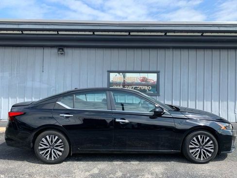 Used 2023 Nissan Altima 2.5 SV FWD image 7