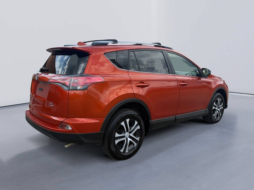 Used 2016 Toyota RAV4 LE AWD/4WD image 3